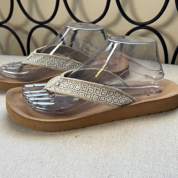 Minnetonka canvas cushion flip flops size 9 - Picture 3 of 10